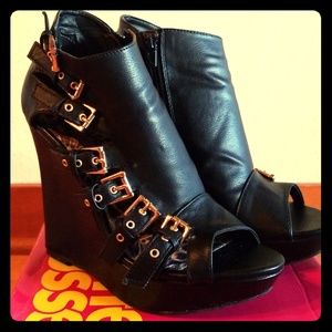 Black Side Buckle Platform Wedge